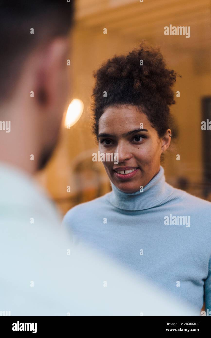 Lächelnde junge Frau sucht Mann Stockfoto