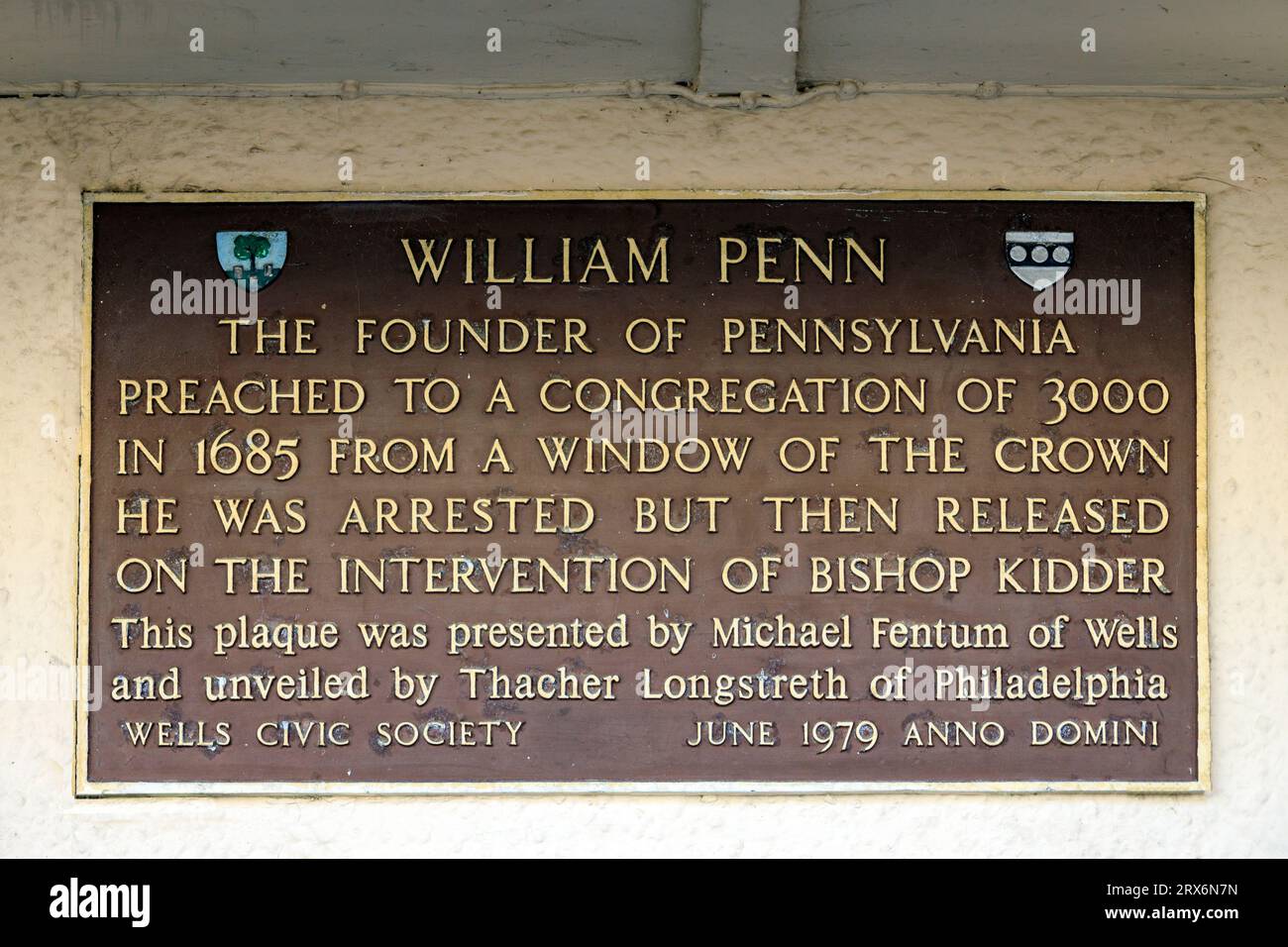 Eine historische Gedenktafel am Crown Hotel auf dem Marktplatz erinnert an den Besuch von William Penn in Wells, Somerset, England, Großbritannien Stockfoto