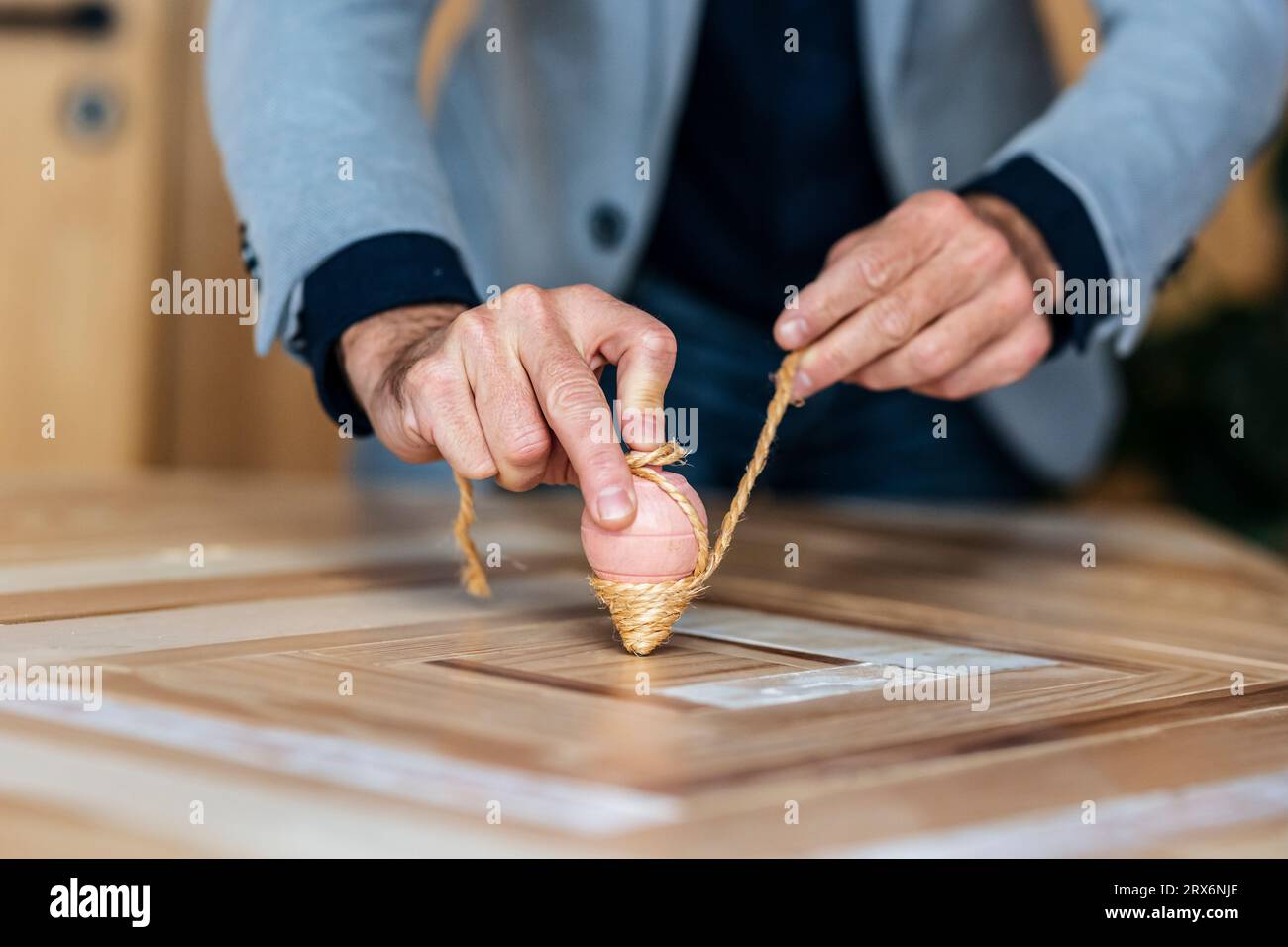Geschäftsmann spielt mit Drehplatte auf dem Schreibtisch Stockfoto