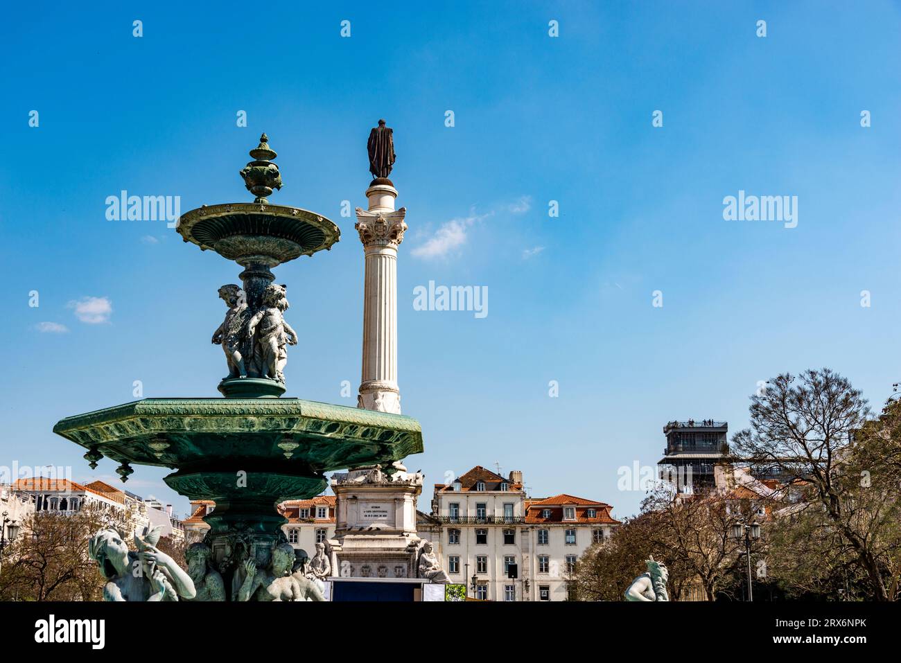 Portugal, Lissabon, Lissabon, Fonte Sul do Rossio und die Säule Pedro IV Stockfoto
