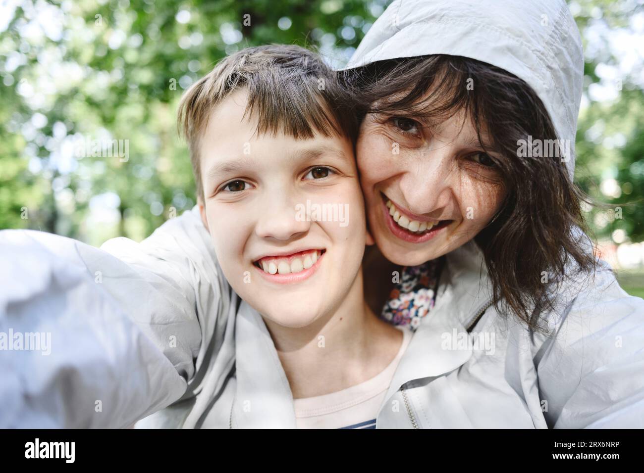 Glückliche Mutter nimmt Selfie mit Sohn Stockfoto