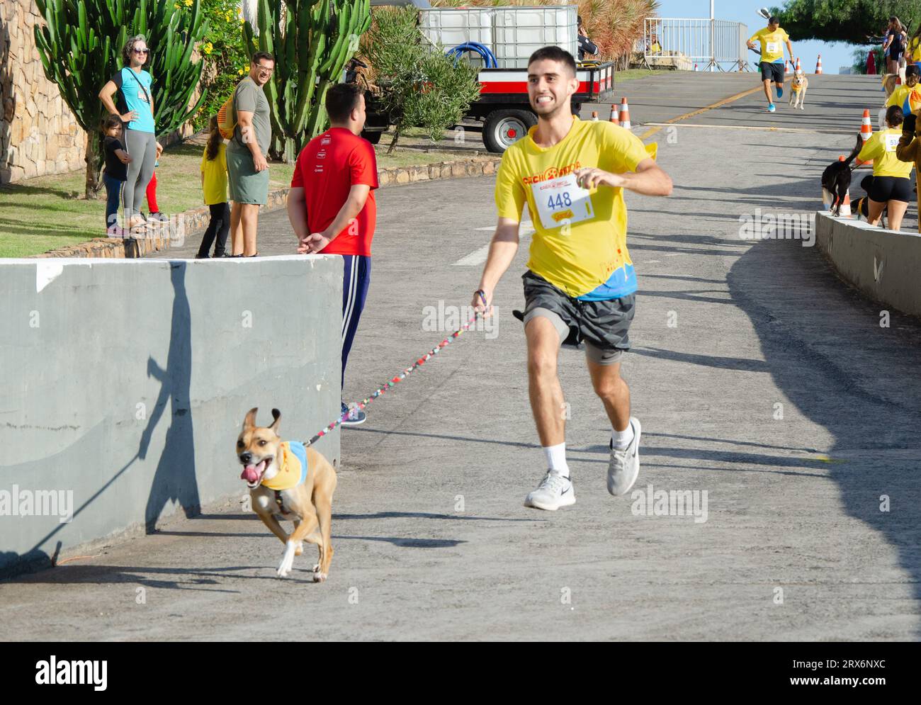 VIT'RIA, es - 23.09.2023: 2 CACHORRIDA GAROTO - Haustiere und Eigentümer nahmen an diesem Samstag, dem 23. September, an der 2. Cachorrida Garoto Teil, die in der Hauptstadt Vitória in Espírito Santo stattfand. (Foto: Vinicius Moraes/Fotoarena) Stockfoto