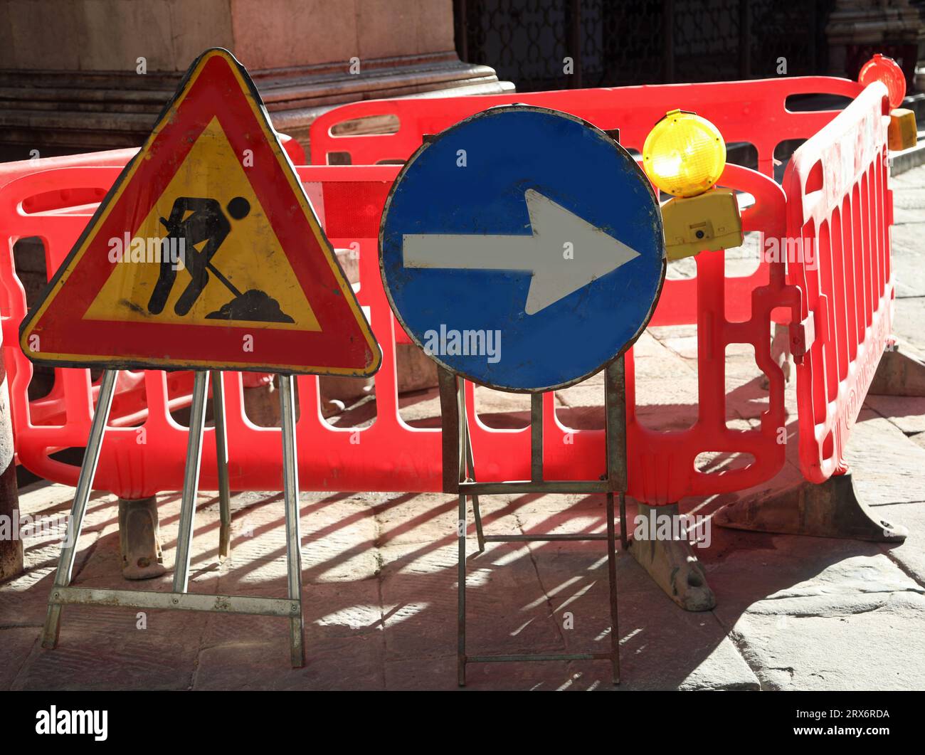 Straßenbaustelle und die Schilder mit dem großen Pfeil und der gelben blinkenden Leuchte Stockfoto