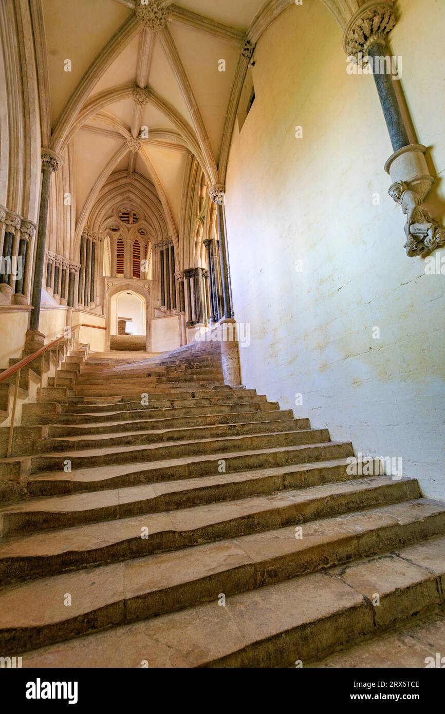 Die gut abgenutzte und historische Steintreppe führt zum Chapter House in Wells Cathedral, Somerset, England, Großbritannien Stockfoto