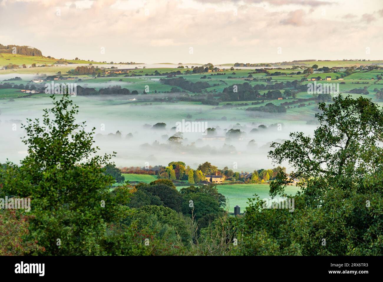 Preston, Lancashire, Vereinigtes Königreich. September 2023. A Misty Morning in the Forest of Bowland, Preston, Lancashire, UK Credit: John Eveson/Alamy Live News Stockfoto