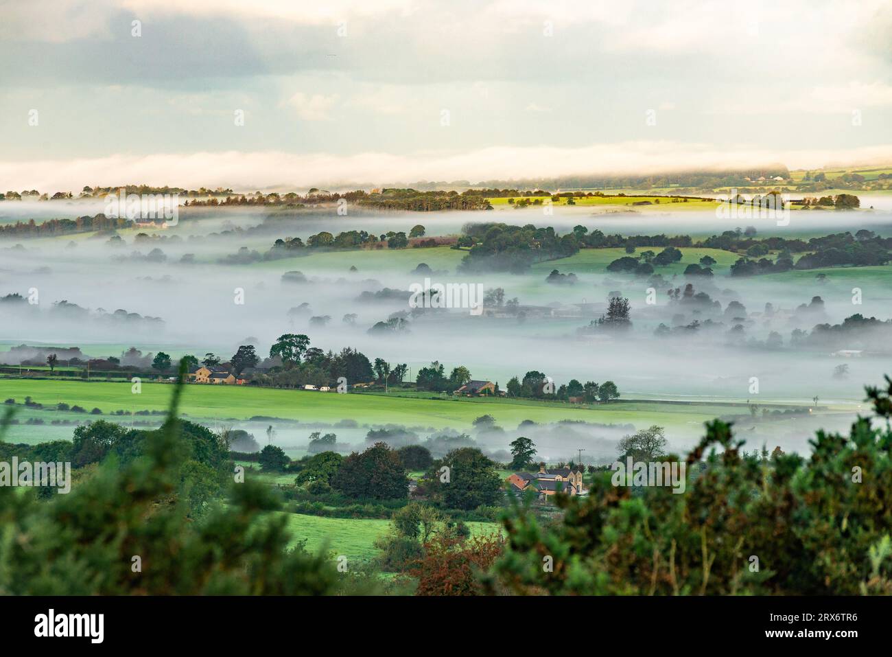 Preston, Lancashire, Vereinigtes Königreich. September 2023. A Misty Morning in the Forest of Bowland, Preston, Lancashire, UK Credit: John Eveson/Alamy Live News Stockfoto
