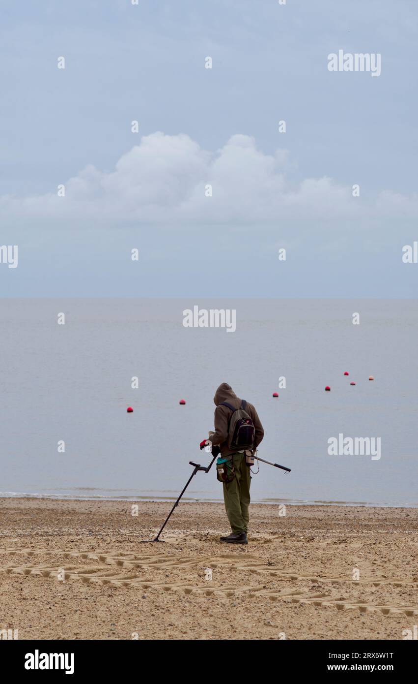 Man-Metalldetektoren am Strand von Clacton on Sea. Stockfoto