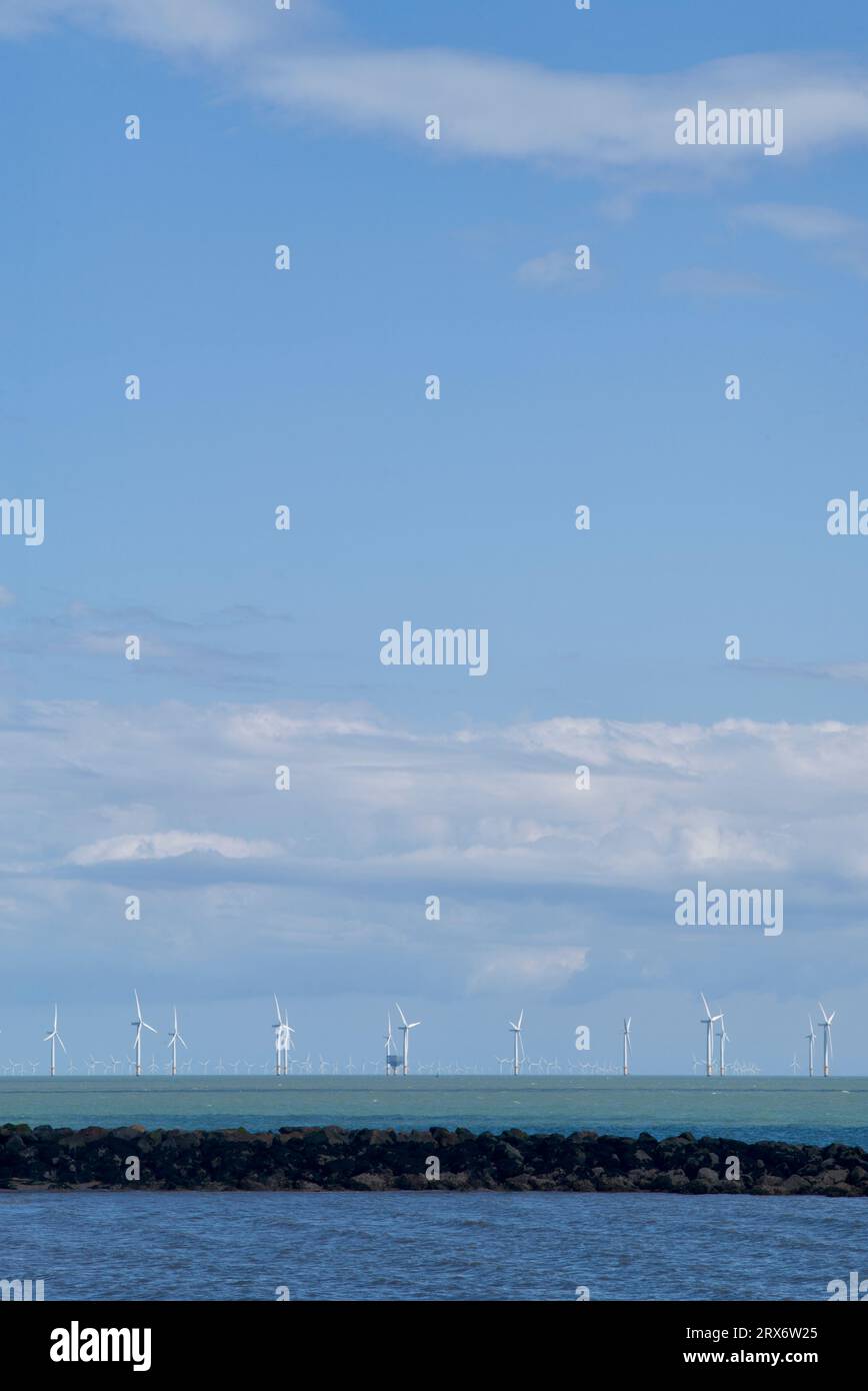 Windturbinen vor der Küste von Clacton auf Sea Essex. Stockfoto