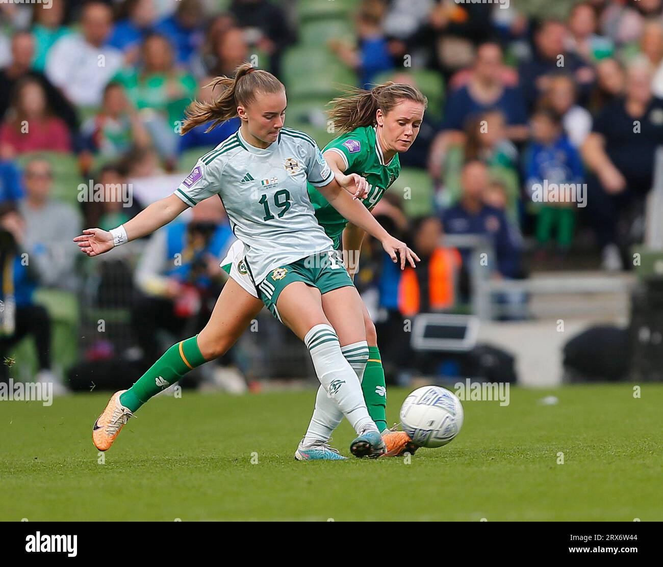 Aviva Stadium, Dublin, Irland. September 2023. Nations League Womens International Football, Republic of Ireland versus Northern Ireland; Emily Wilson of Northern Ireland unter dem Druck von Heather Payne of Ireland Credit: Action Plus Sports/Alamy Live News Stockfoto