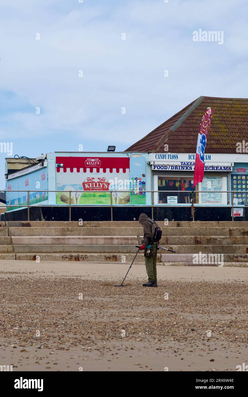 Man-Metalldetektoren am Strand von Clacton on Sea. Stockfoto