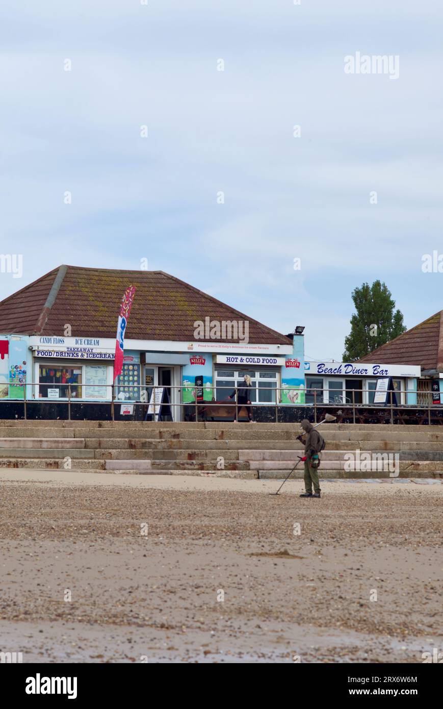 Man-Metalldetektoren am Strand von Clacton on Sea. Stockfoto