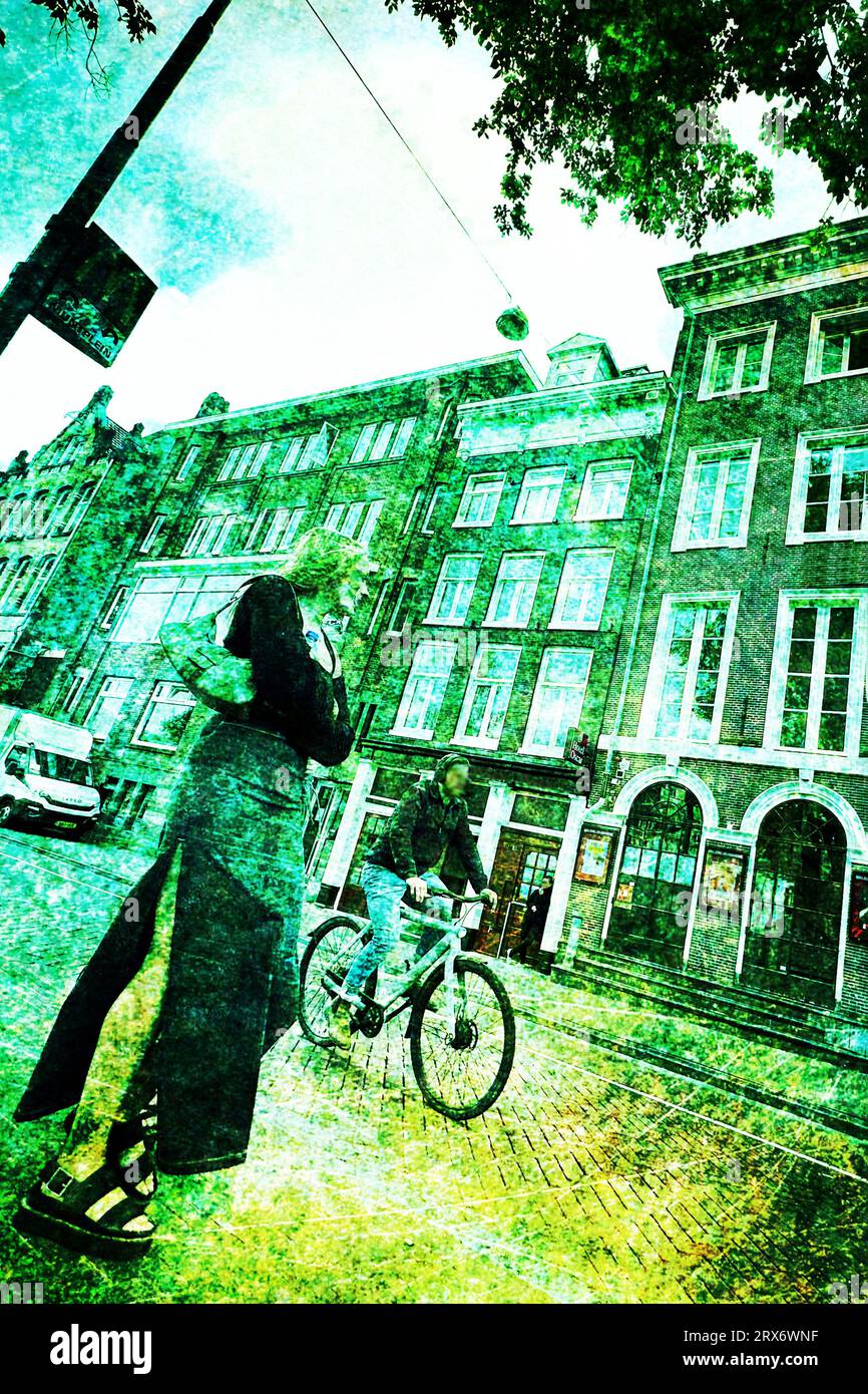 Surreales, psychedelisch strukturiertes Bild der Straßenfotografie einer Frau, die läuft und einen Mann auf dem Fahrrad fährt Stockfoto