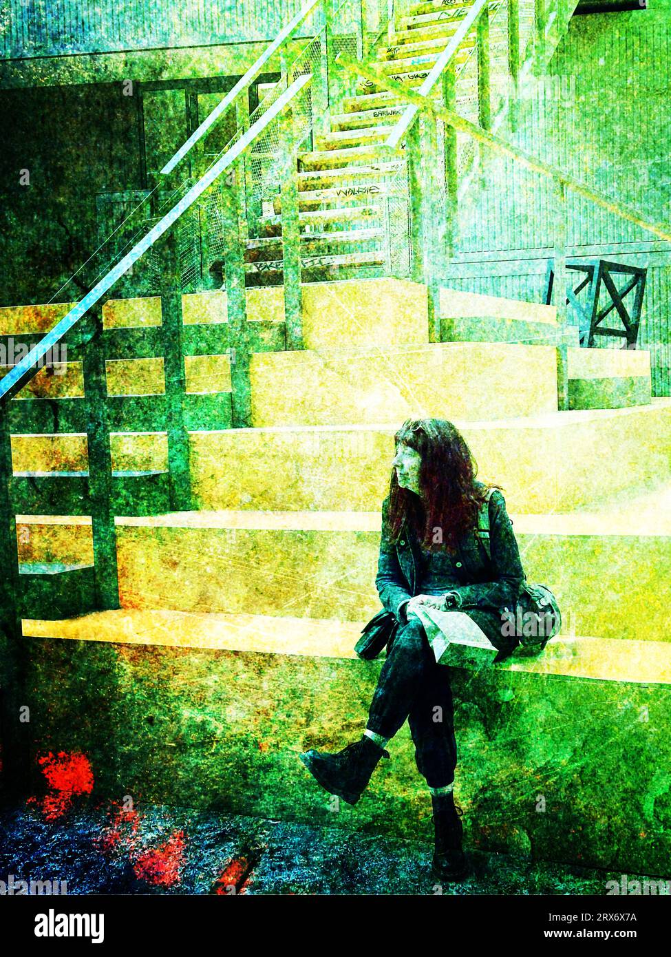 Surreales, psychedelisch strukturiertes Bild einer Frau, die auf den Stufen eines Museums saß Stockfoto