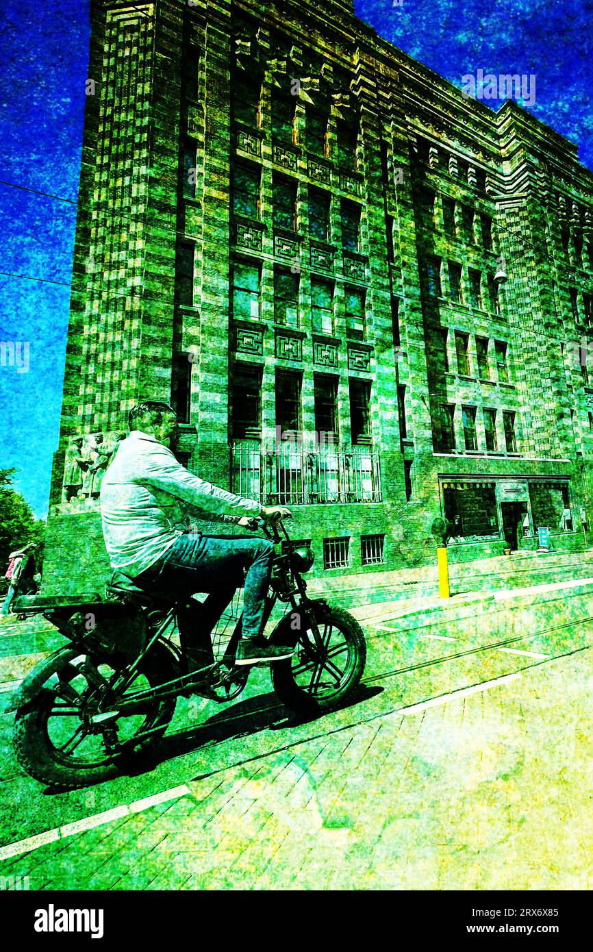 Surreales, psychedelisch strukturiertes Bild der Straßenfotografie eines fahrenden Mannes Stockfoto
