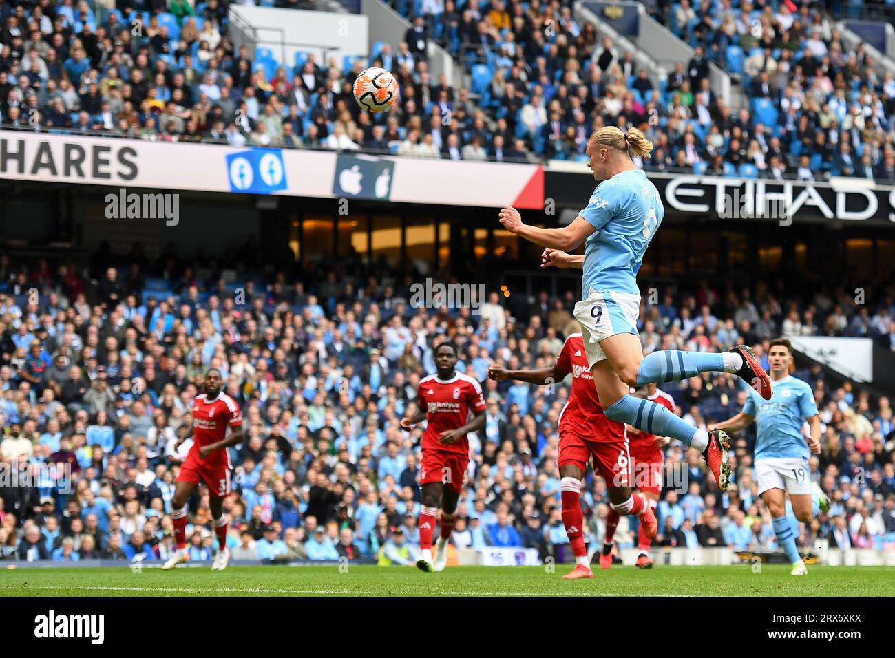 Manchester, Großbritannien. September 2023. Erling Haland aus Manchester City führt den Ball an, der am Samstag, den 23. September 2023, im Etihad Stadium, Manchester, im Premier League-Spiel zwischen Manchester City und Nottingham Forest zum zweiten Tor seiner Mannschaft führte. (Foto: Jon Hobley | MI News) Credit: MI News & Sport /Alamy Live News Stockfoto