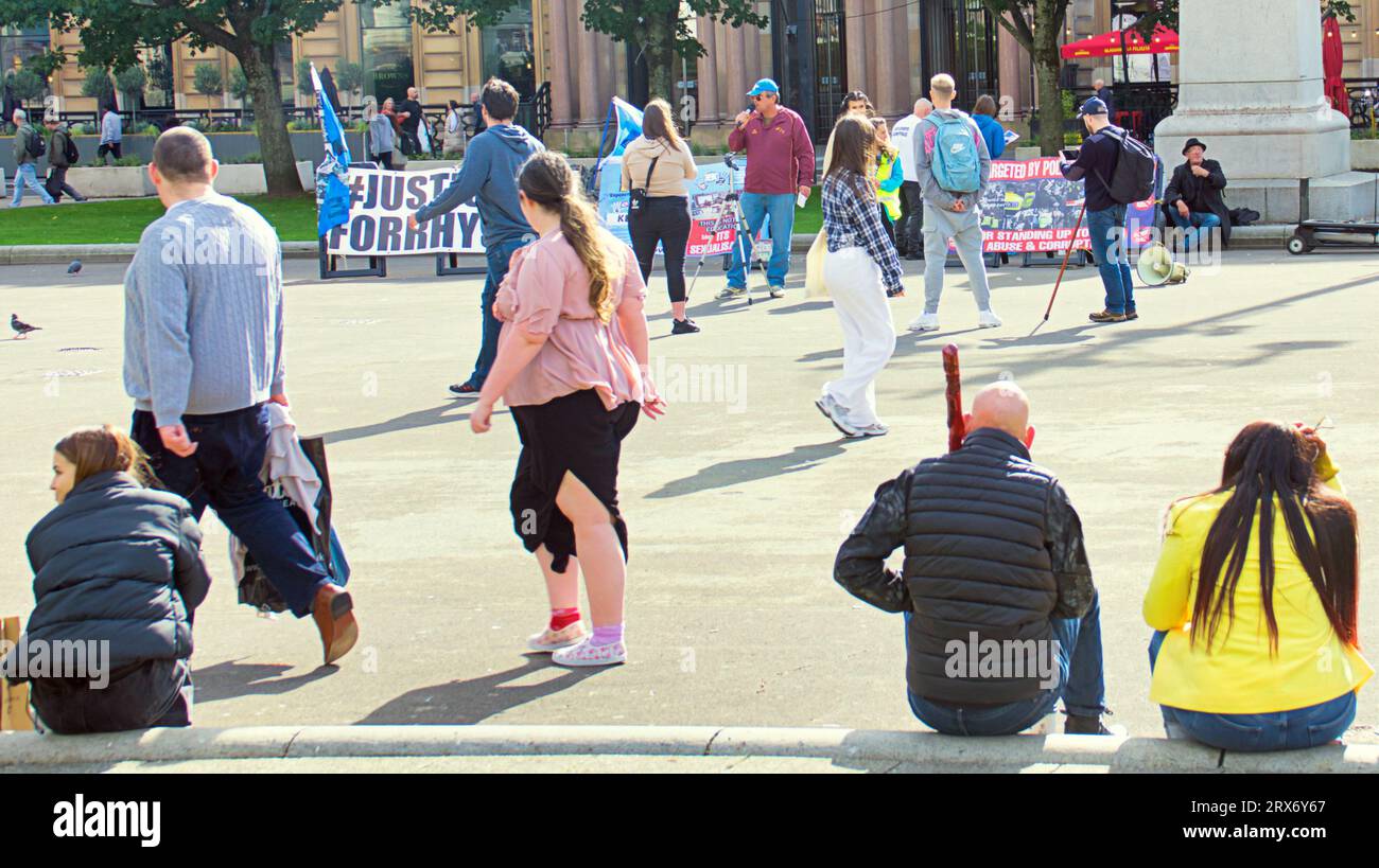Glasgow, Schottland, Großbritannien. September 2023. Der Protest von Justice for Rhys auf dem George Square konzentrierte sich auf den ungelösten Mord und die polizeiliche Untersuchung mit Gerechtigkeit für Kinder. Credit Gerard Ferry/Alamy Live News Stockfoto