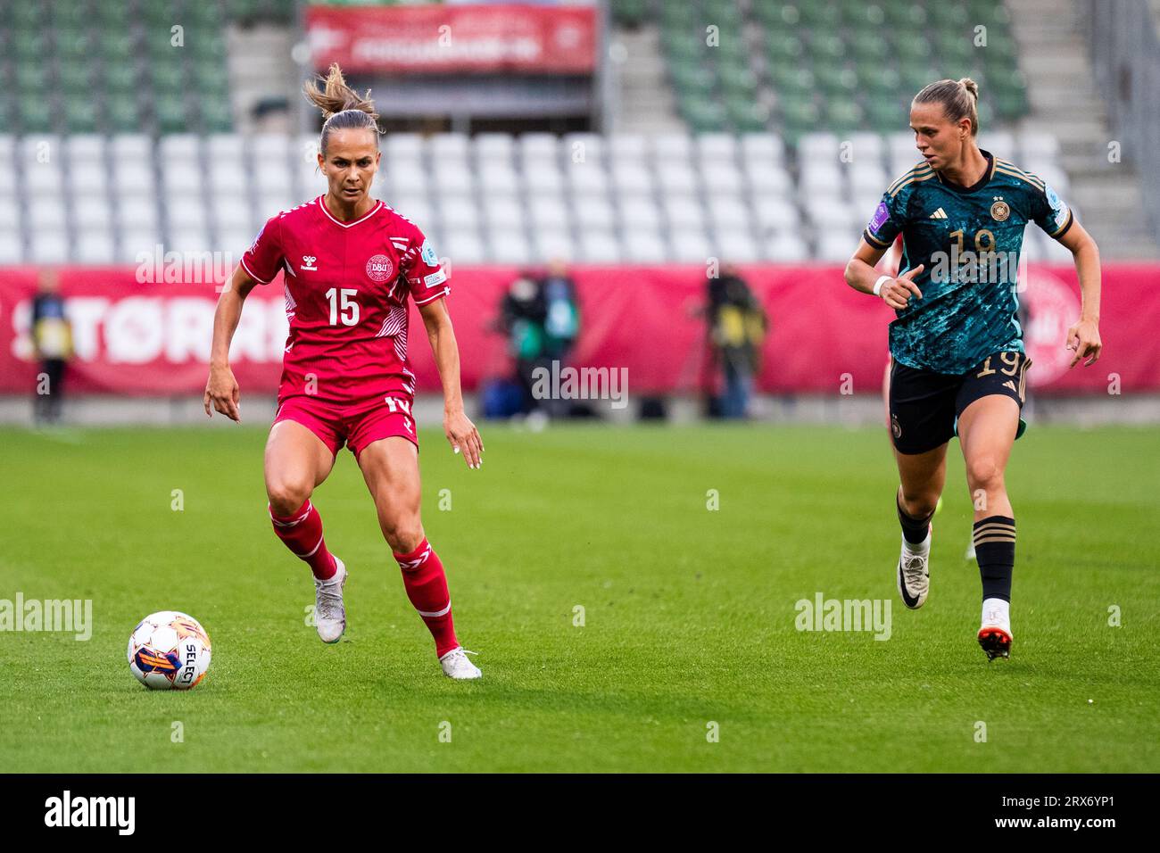 Viborg, Dänemark. September 2023. Frederikke Thogersen (15) aus Dänemark und Klara Bühl (19) aus Deutschland, die beim Spiel der UEFA Nations League zwischen Dänemark und Deutschland in der Energi Viborg Arena in Viborg zu sehen waren. (Foto: Gonzales Photo/Alamy Live News Stockfoto