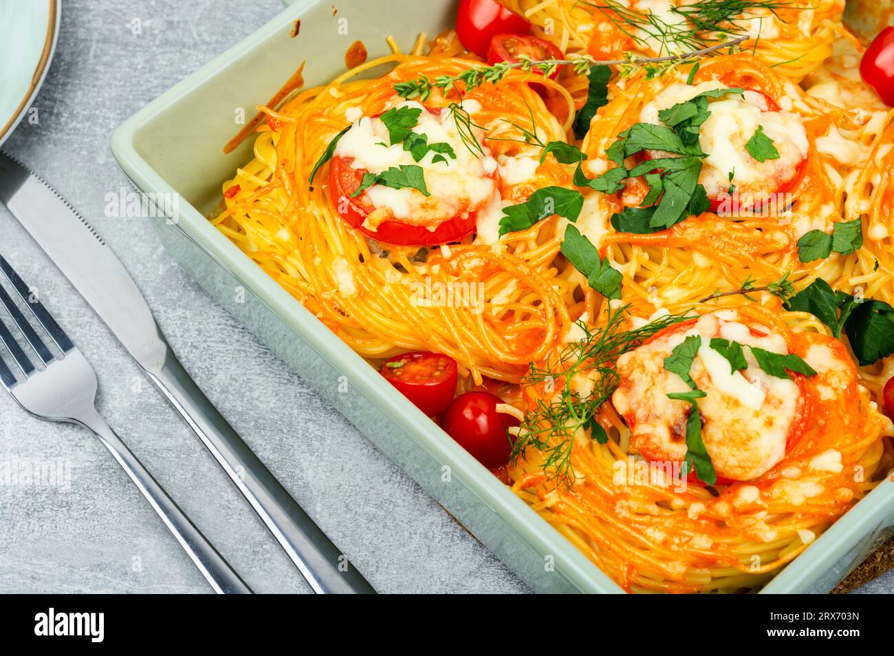 Spaghetti-Nester, gebacken mit Fleischbällchen und Käse in Ofenform Stockfoto