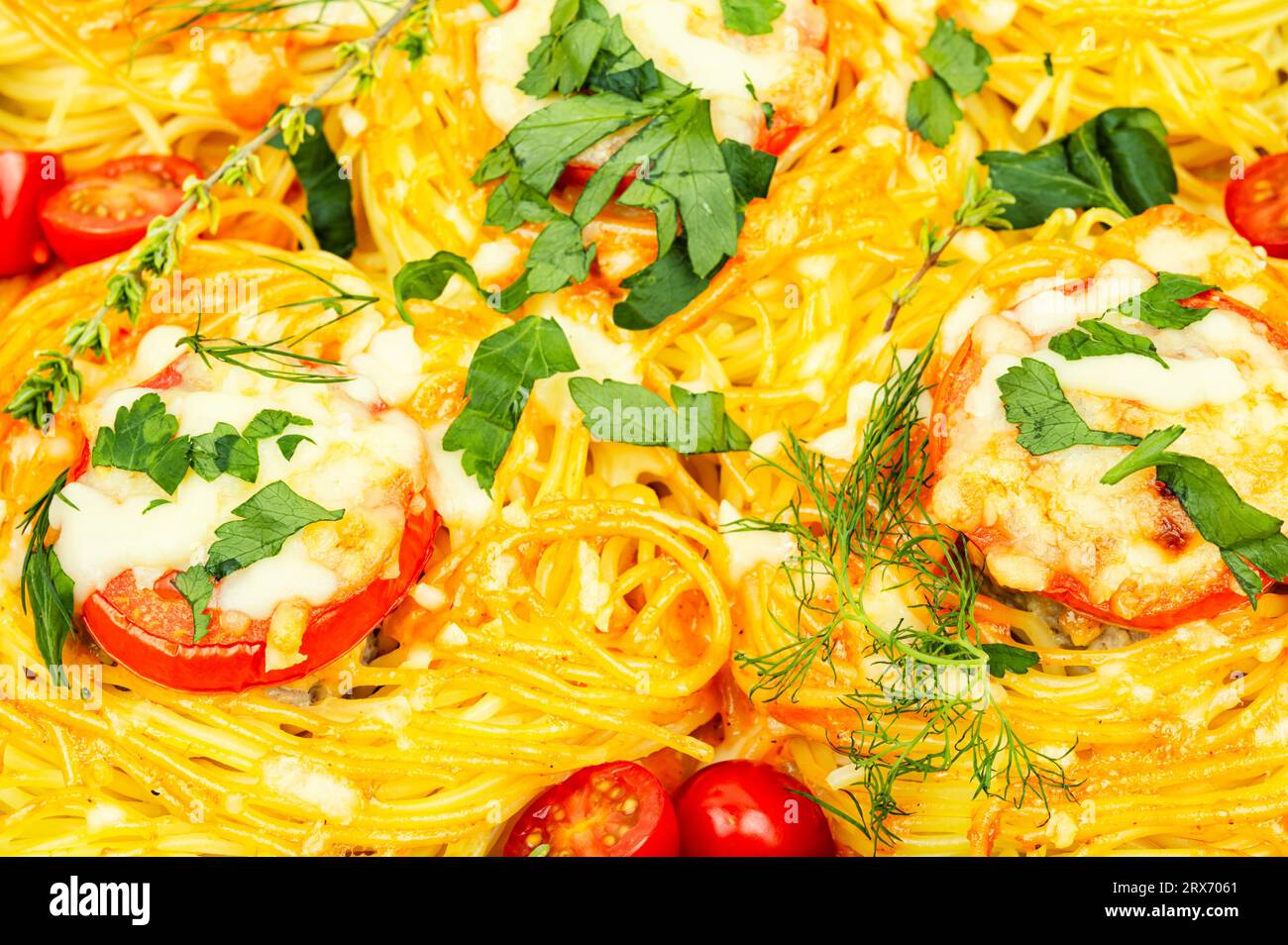 Spaghetti-Nester, gebacken mit Fleischbällchen und Käse Stockfoto