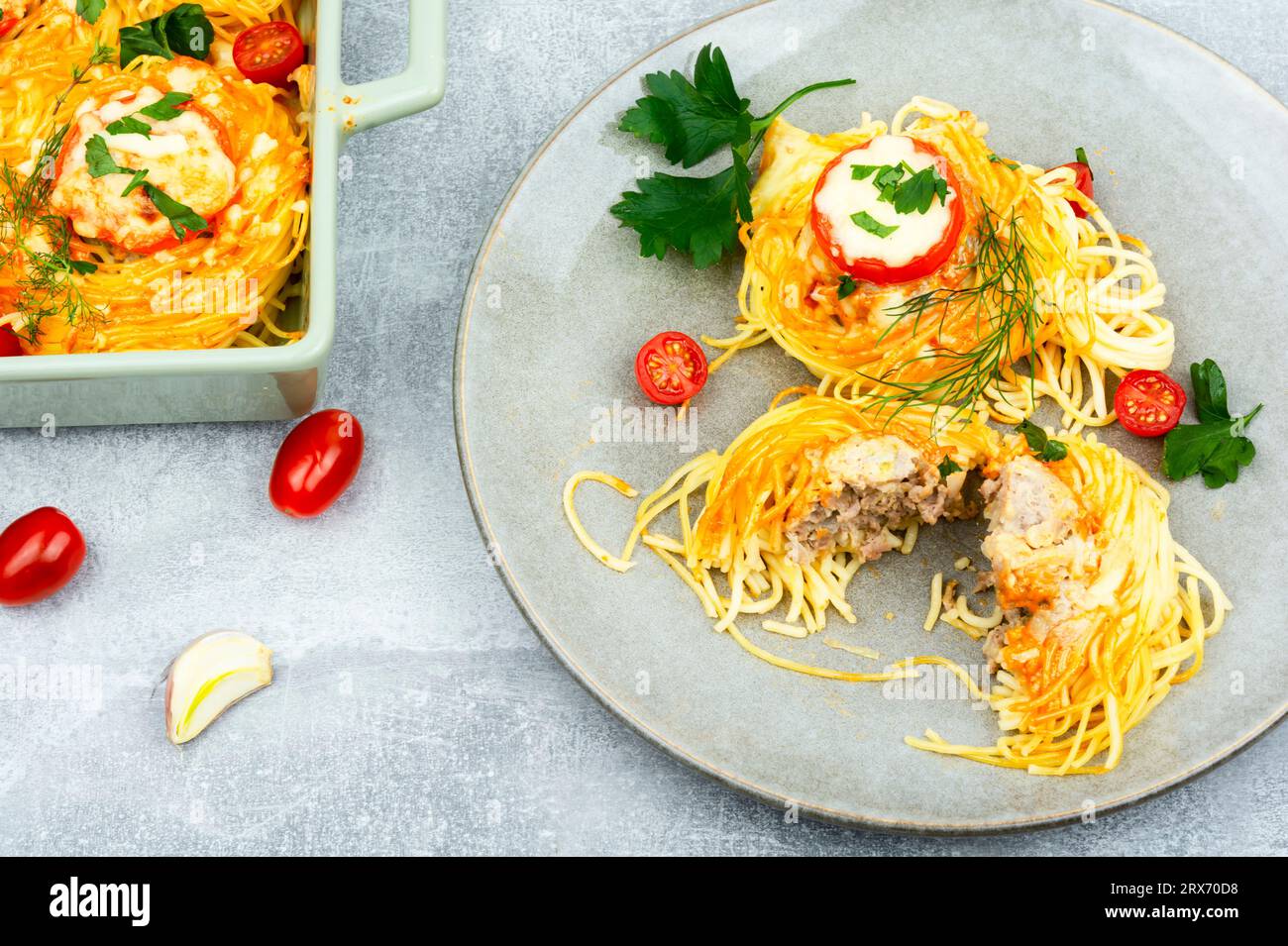 Spaghetti-Nester, gebacken mit Fleischbällchen und Käse Stockfoto