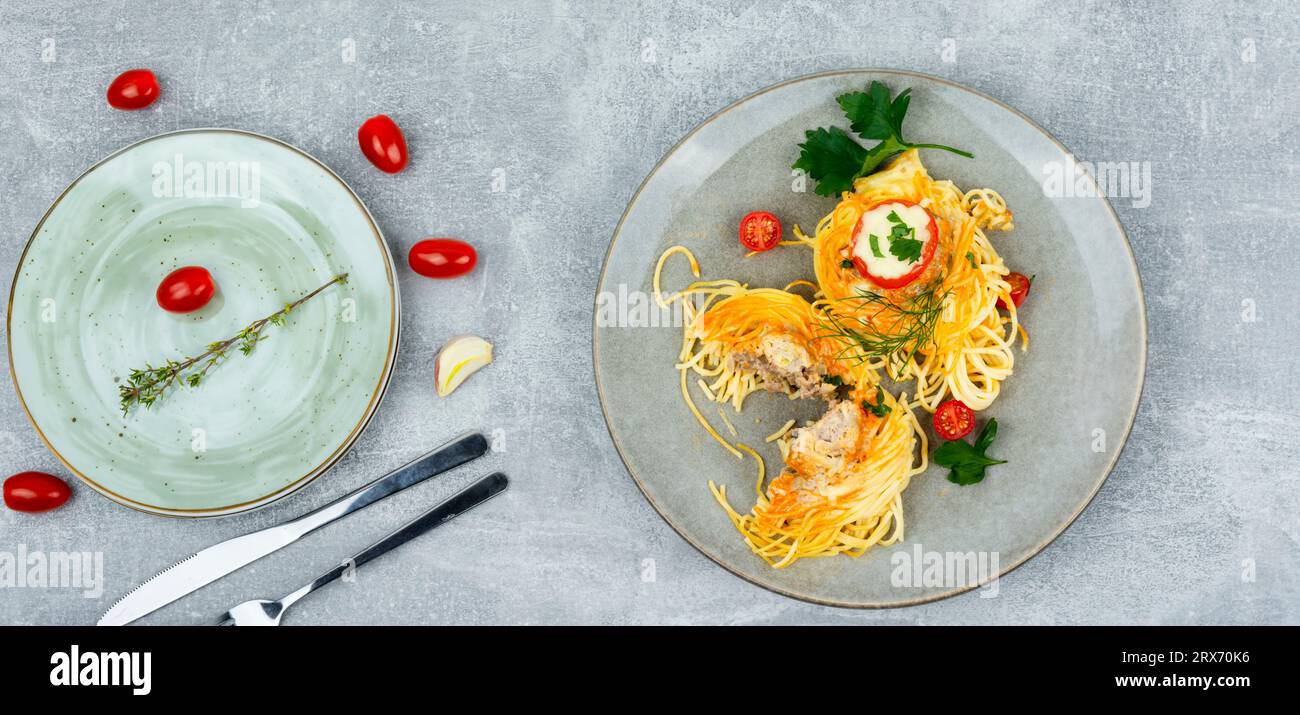 Spaghetti-Nester, gebacken mit Fleischbällchen und Käse Stockfoto