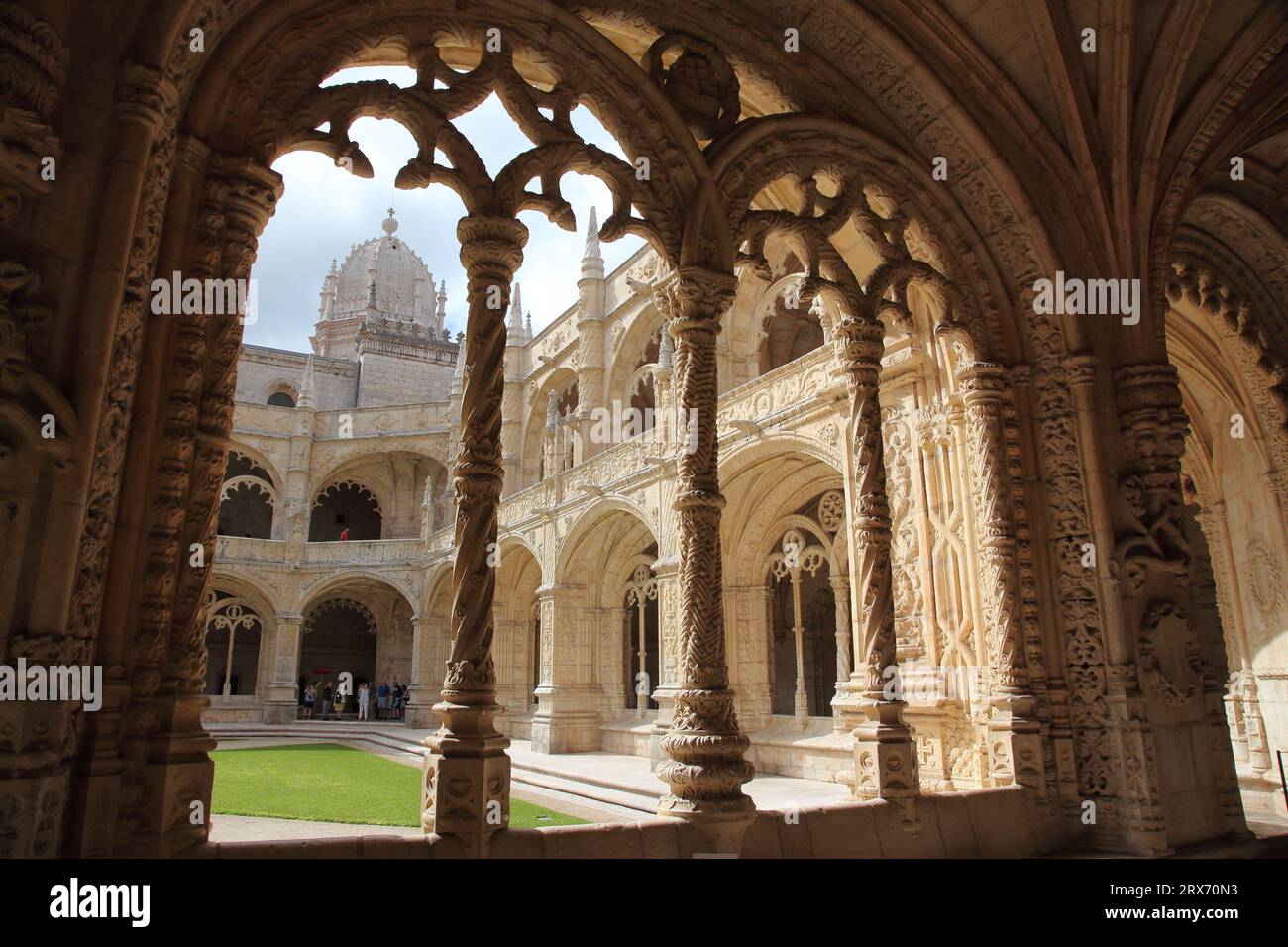 Kreuzgänge im Jeronimo-Kloster in Belem, Lissabon, Portugal; im manuelinischen Stil gestaltet Stockfoto