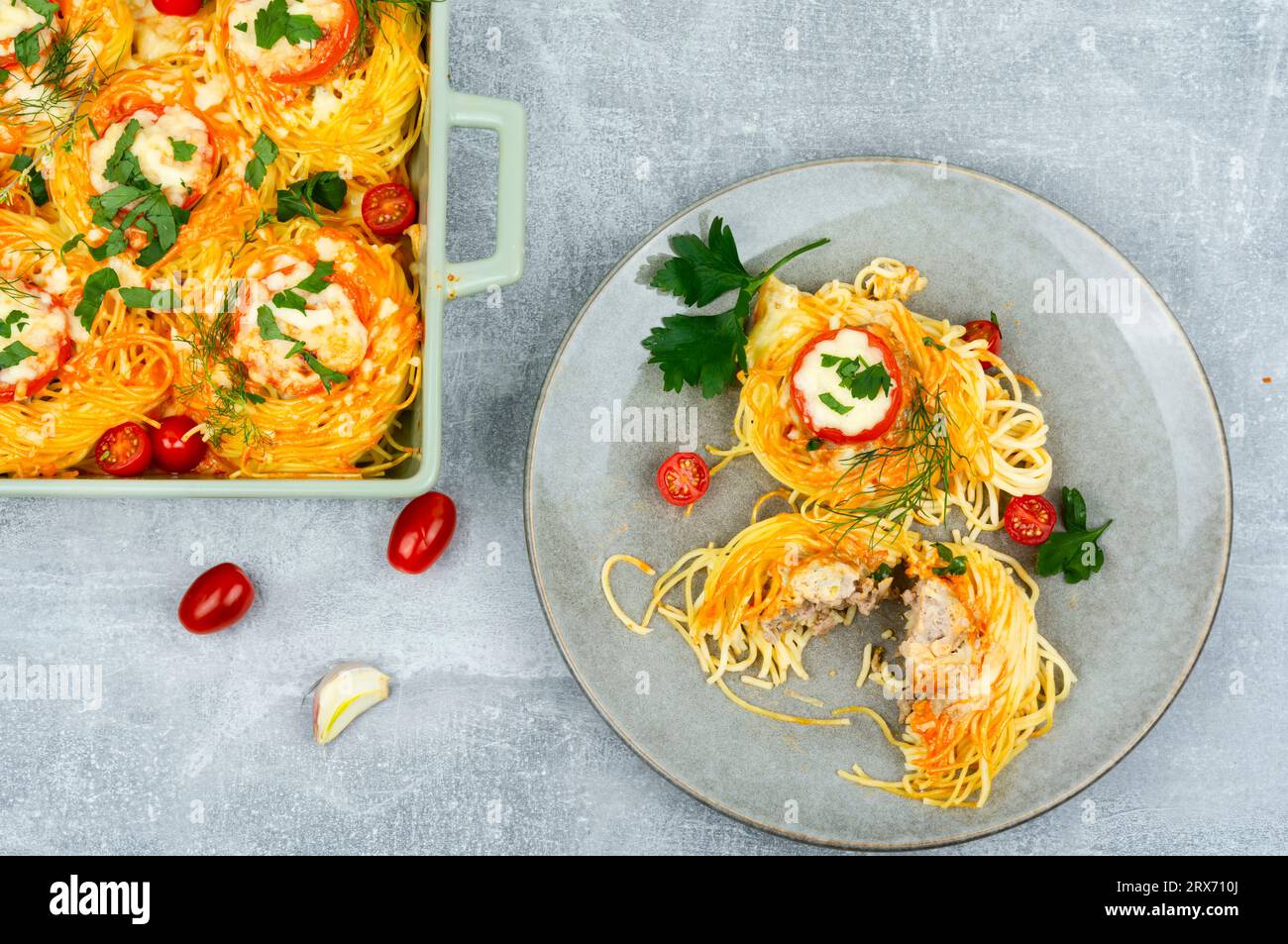 Spaghetti-Nester, gebacken mit Fleischbällchen und Käse Stockfoto