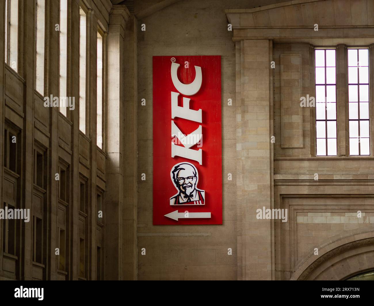 KFC-Logo des Kentucky Fried Chicken Restaurantunternehmens. Amerikanischer Fast Food-Lifestyle mit Franchise-Geschäftsmodell und vielen Geschäften. Stockfoto