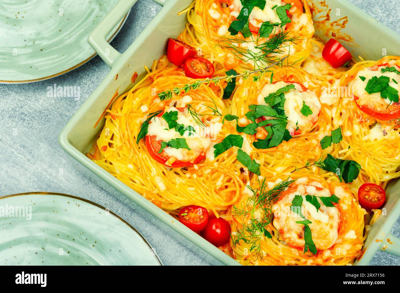 Spaghetti-Nester, gebacken mit Fleischbällchen und Käse in Ofenform Stockfoto