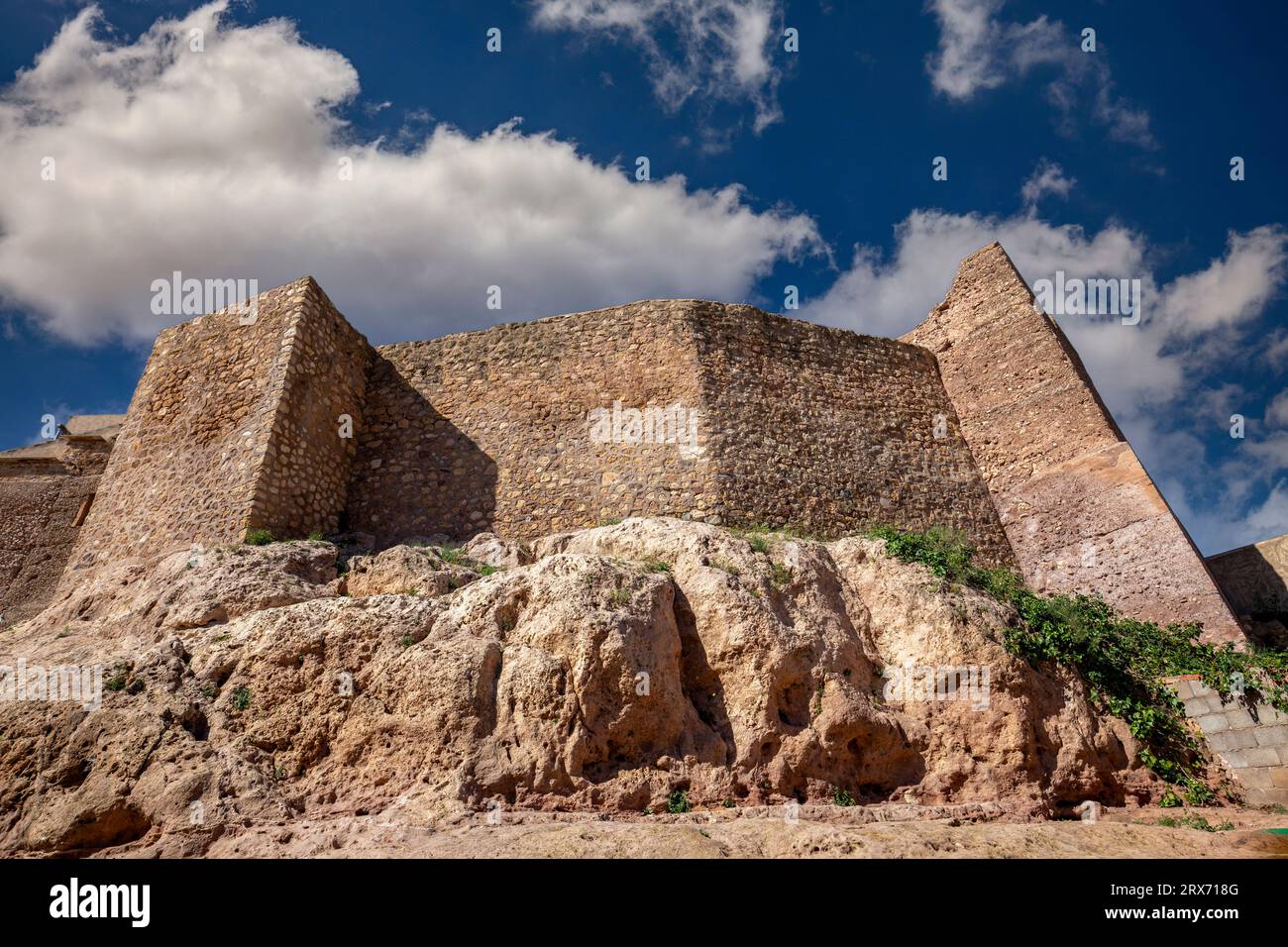 Überreste der starken Mauer der Burg Aledo, Region Murcia, Spanien Stockfoto