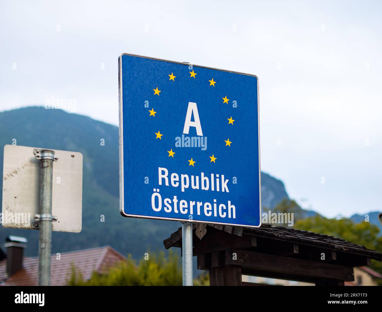 Republik Österreich (Österreichische Republik) unterzeichnet an der Grenze zwischen Deutschland und Österreich. Einreisesymbol bei Reisen innerhalb des Schengen-Raums der EU. Stockfoto