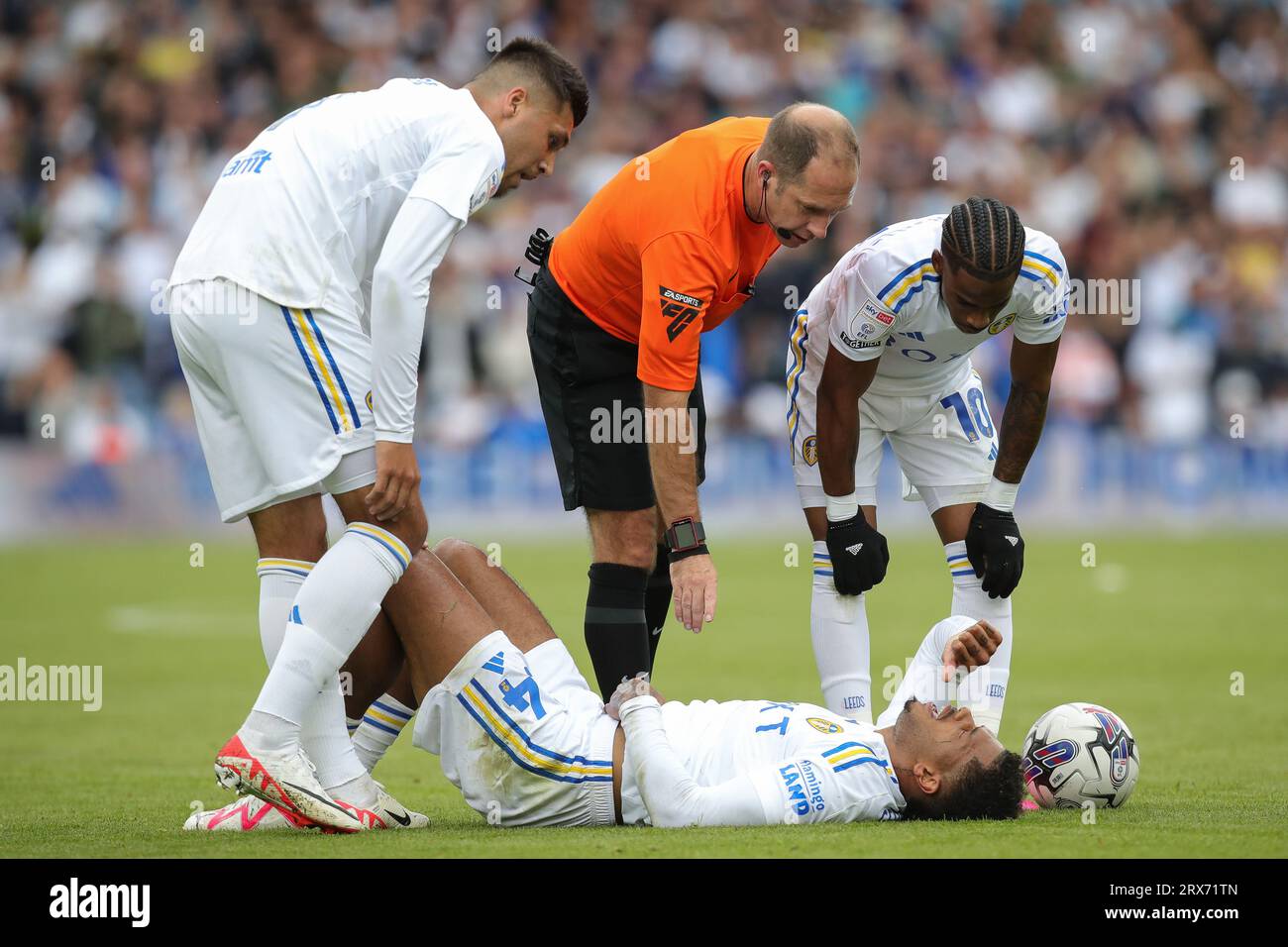 Schiedsrichter Jeremy Simpson hält das Spiel an, während Georgina Rutter #24 von Leeds United nach einer starken Herausforderung während des Sky Bet Championship Matches Leeds United gegen Watford in Elland Road, Leeds, Großbritannien, 23. September 2023 (Foto: James Heaton/News Images) Stockfoto