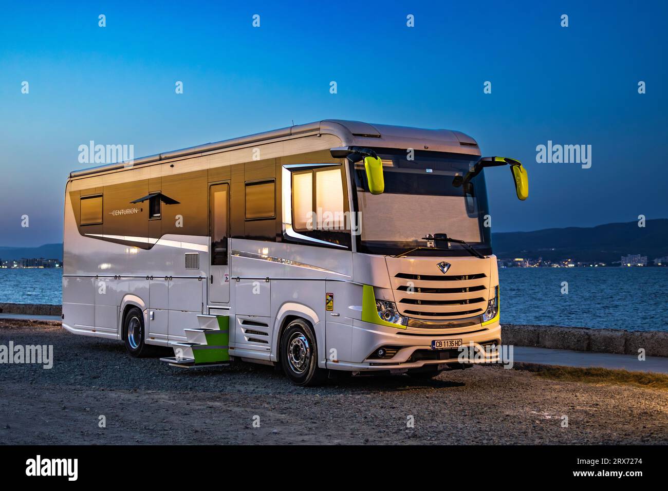 Landeyacht Concorde Centurion in der Nähe des Meeres bei Nacht Stockfoto
