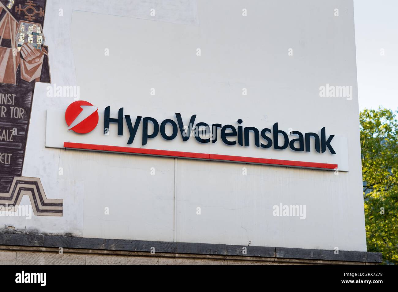 HypoVereinsbank-Logo auf der Außenseite der Bankfassade. Das Finanzgeschäft ist Teil der UniCredit Group und bietet Bankdienstleistungen an. Stockfoto
