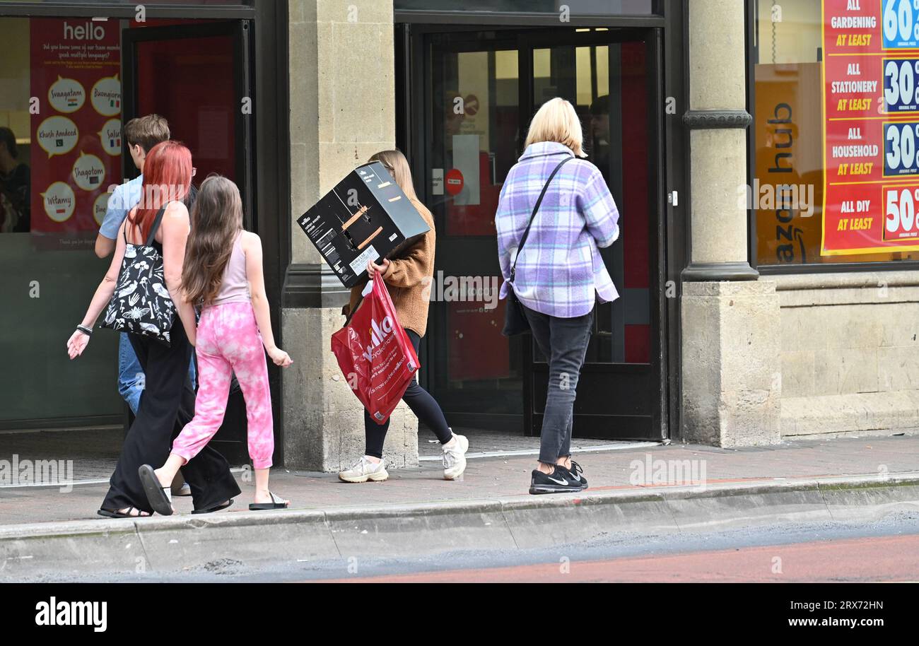 Bristol, Großbritannien. September 2023. Eine Einzelperson mit Last-Minute-Schnäppchen bei der Schließung des Wilko Store in der Queens Road in Bristol. Bildnachweis: Robert Timoney/Alamy Live News Stockfoto