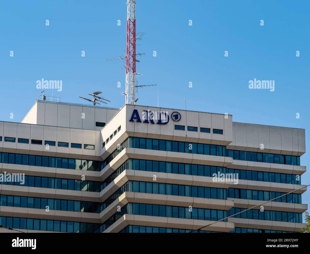 ARD-Logo-Schild an der Außenfassade des Gebäudes. Der öffentlich-rechtliche Rundfunkanstalt hat ein Büro in der Stadt. Die Programmverwaltung befindet sich in diesem Haus. Stockfoto