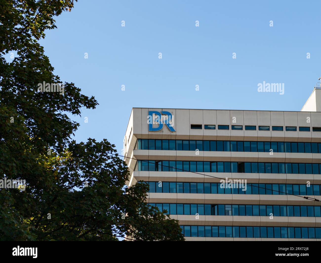 BR-Logo des Bayerischen Rundfunks auf einem Bürogebäude. Der öffentlich-rechtliche Rundfunk veröffentlicht regionale Nachrichten. Stockfoto