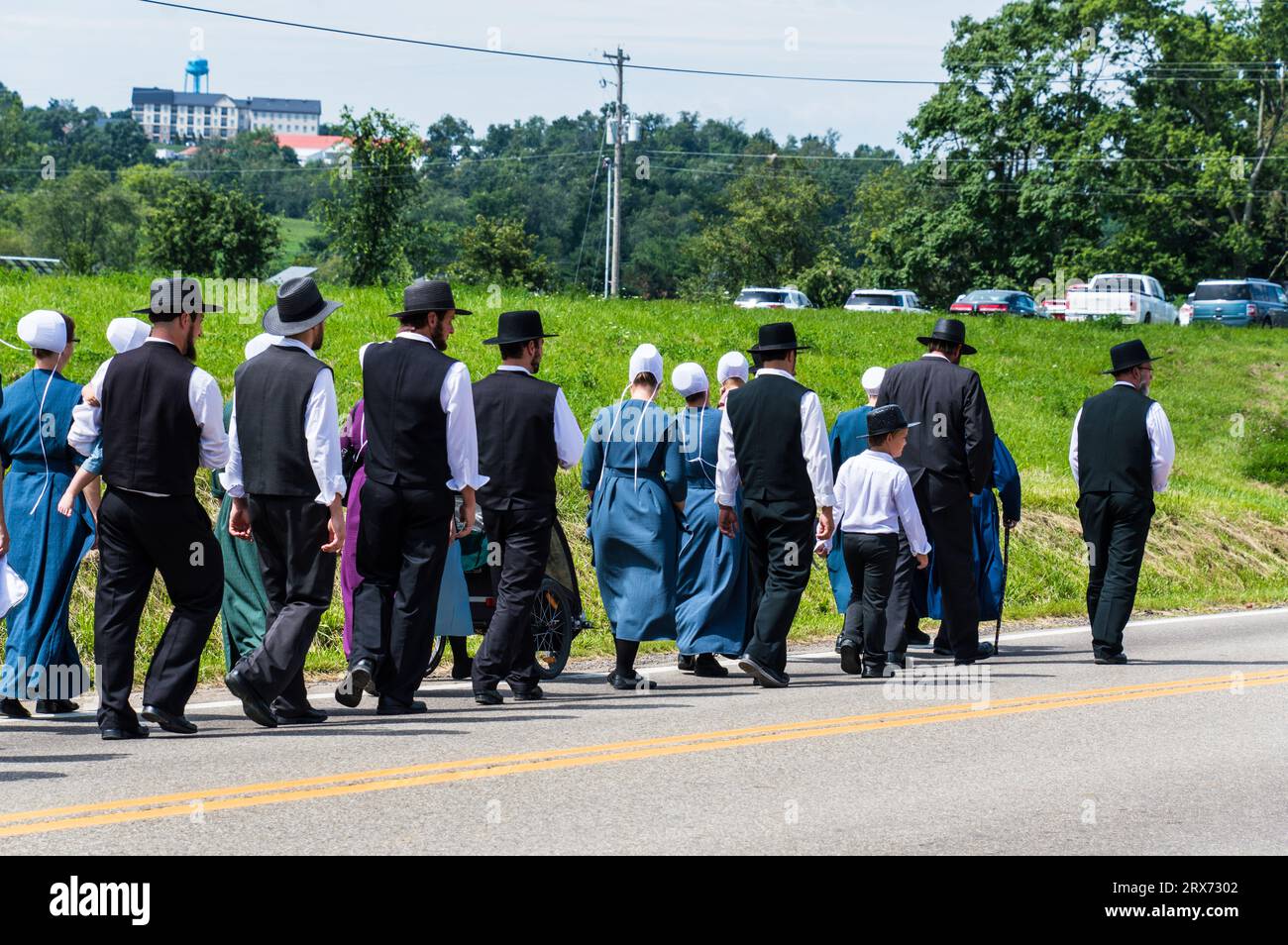 Amish-Leute Familiengruppen gehen auf der Straße Stockfoto