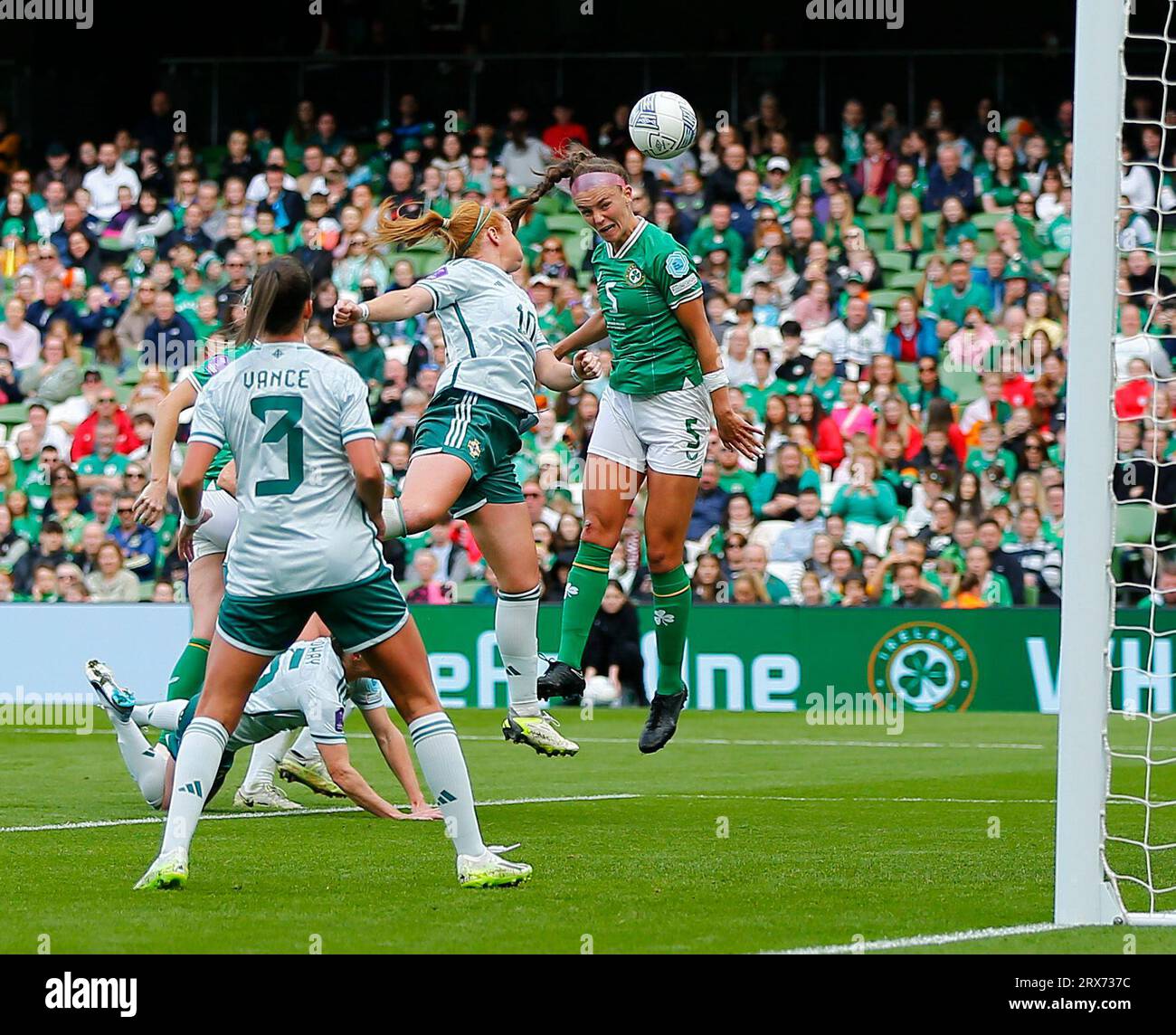 Aviva Stadium, Dublin, Irland. September 2023. Nations League Womens International Football, Republic of Ireland versus Northern Ireland; Caitlin Hayes of Ireland leitet den Ball Credit: Action Plus Sports/Alamy Live News Stockfoto