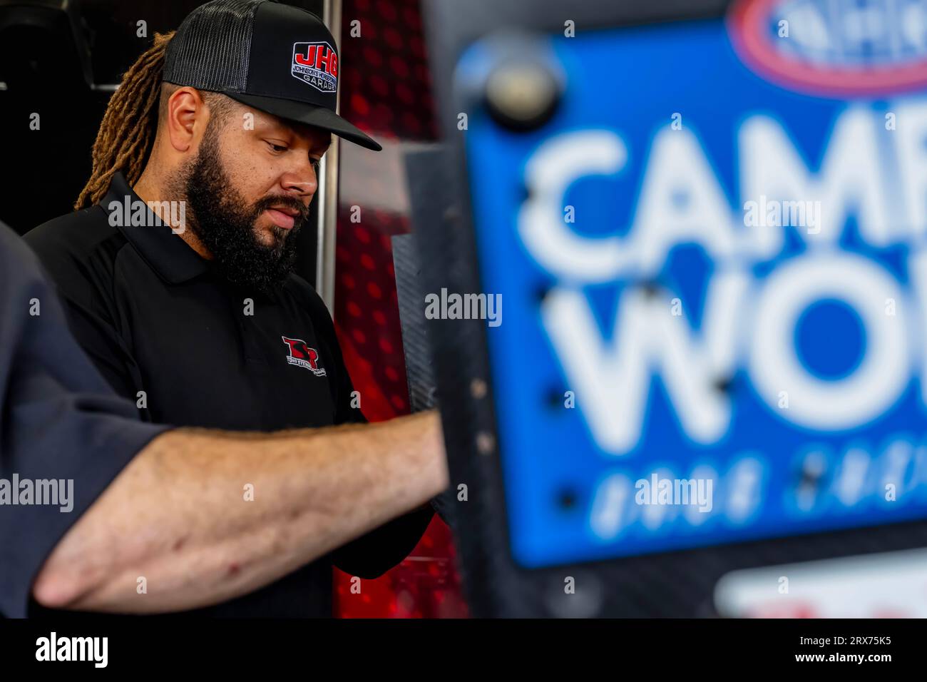 Concord, NC, USA. September 2023. Crew-Mitglieder von Matt Hagan und Tony Stewart Racing arbeiten an ihrem Auto, bevor sie während der NHRA Series für die Betway Carolina Nationals in Concord, NC, USA, gefahren sind. (Bild: © Walter G Arce SR Grindstone Medi/ASP) NUR REDAKTIONELLE VERWENDUNG! Nicht für kommerzielle ZWECKE! Stockfoto