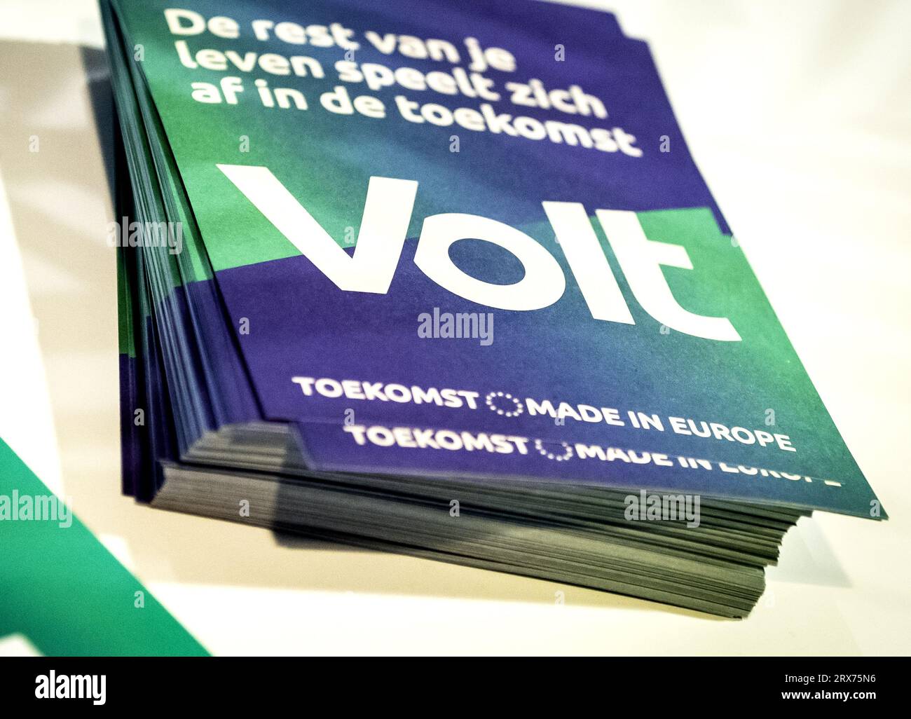 DER HAAG - Eine Kampagnenbroschüre während einer Volt-Party-Konferenz. Die Partei stimmt auf dem Kongress über die Kandidatenliste und das Wahlprogramm für die Wahlen zum Repräsentantenhaus und über den Parteivorsitzenden für die Wahlen zum Europäischen Parlament ab. ANP REMKO DE WAAL niederlande raus - belgien raus Stockfoto