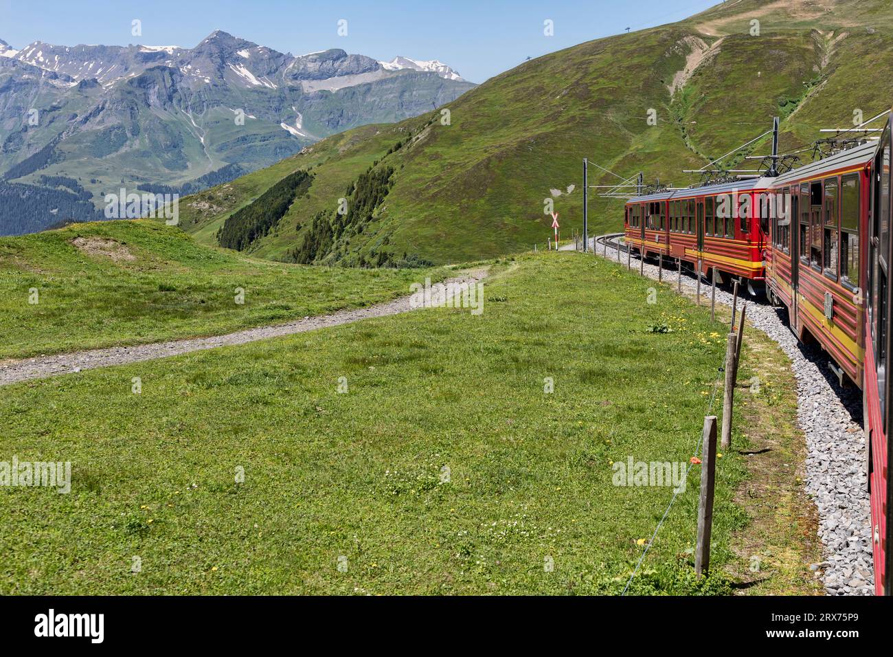 Bergbahn von der kleinen scheidegg in Richtung eigergletscher sonniger Sommertag Stockfoto