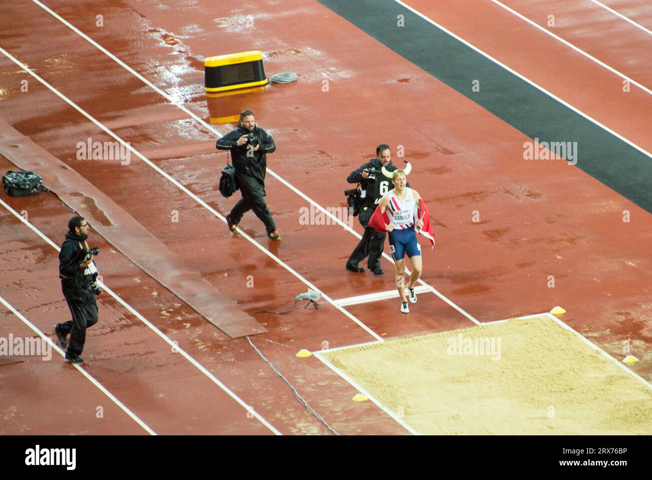 Karsten Warholm feiert den Goldgewinn in den 400-Meter-Hürden der Herren bei der Londoner Leichtathletik-Weltmeisterschaft 2017 Stockfoto