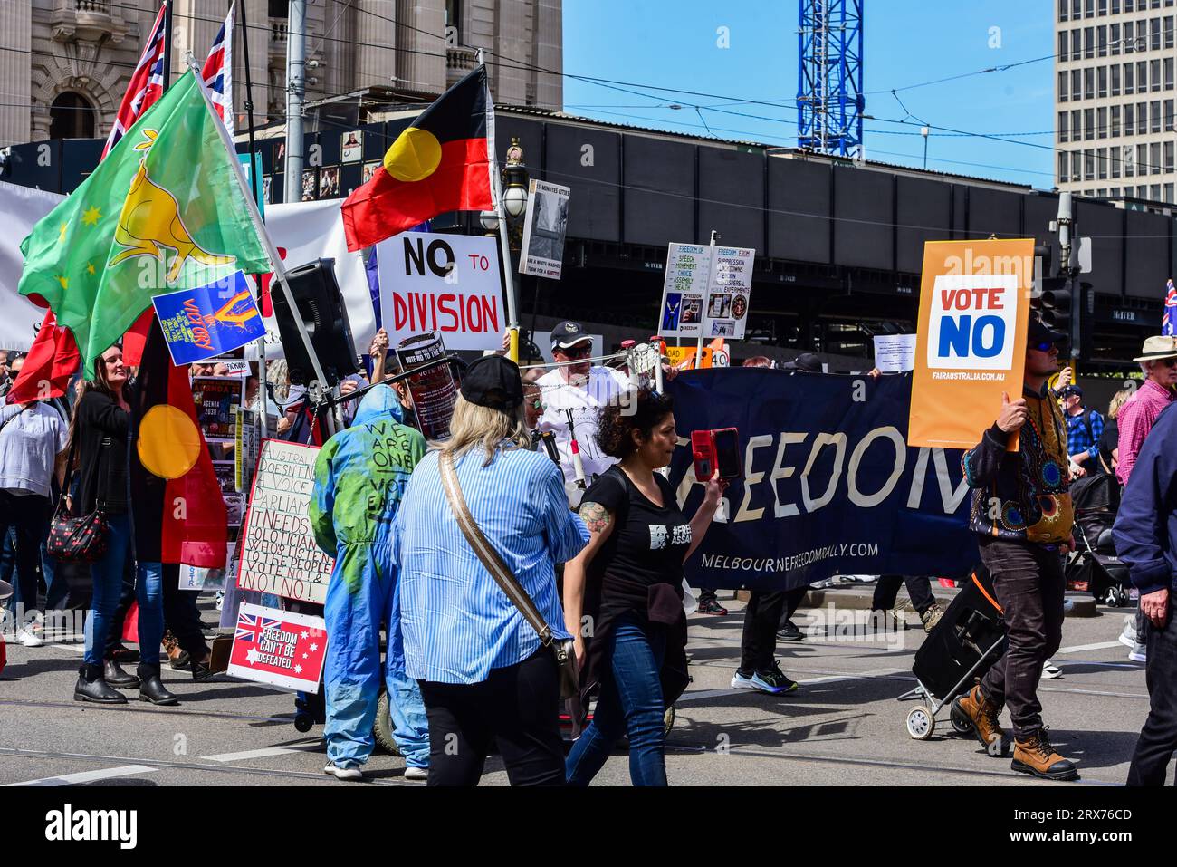 Melbourne, Australien. September 2023. Aktivisten mit Flaggen und Bannern, die während der „No to the Voice“-Kundgebung in Melbourne, Victoria, die Bourke Street im Geschäftsviertel von Melbourne entlangmarschieren sehen. Hunderte von Viktorianern versammelten sich, um die ABLEHNUNG des Referendums über die australische indigene Stimme 2023 zu unterstützen, das Australier am 14. Oktober 2023 zu den Wahlurnen bringen sollte. Quelle: SOPA Images Limited/Alamy Live News Stockfoto