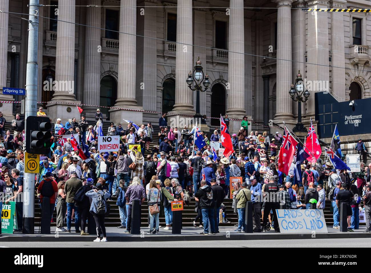 Melbourne, Australien. September 2023. „Nein-Stimmen“-Aktivisten sind auf den Stufen des Parlaments von Victoria während der „Nein zur Stimme“-Kundgebung in Melbourne, Victoria, zu sehen. Hunderte von Viktorianern versammelten sich, um die ABLEHNUNG des Referendums über die australische indigene Stimme 2023 zu unterstützen, das Australier am 14. Oktober 2023 zu den Wahlurnen bringen sollte. Quelle: SOPA Images Limited/Alamy Live News Stockfoto