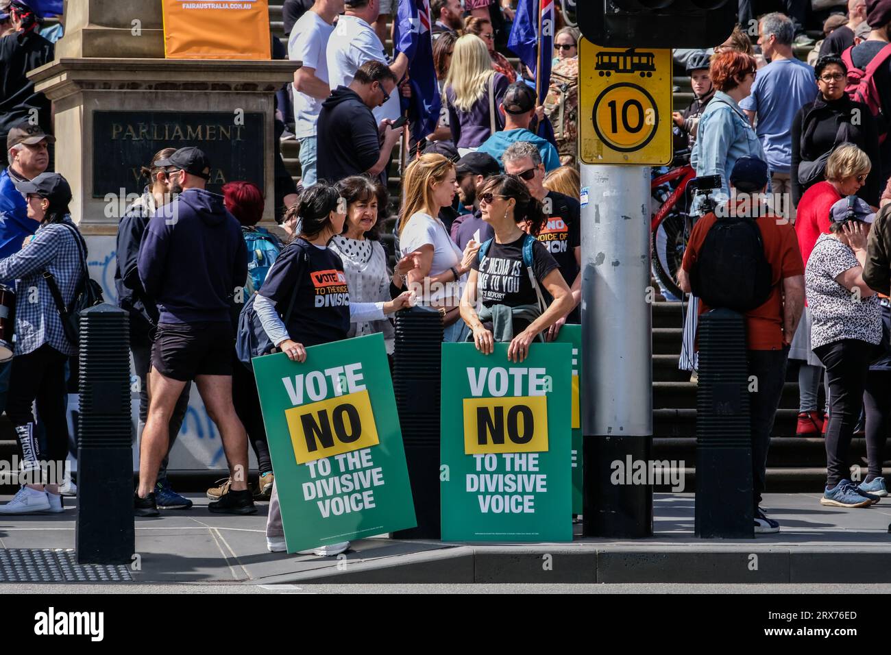 Melbourne, Australien. September 2023. Aktivisten halten während der „No to the Voice“-Kundgebung in Melbourne, Victoria, Zeichen. Hunderte von Viktorianern versammelten sich, um die ABLEHNUNG des Referendums über die australische indigene Stimme 2023 zu unterstützen, das Australier am 14. Oktober 2023 zu den Wahlurnen bringen sollte. Quelle: SOPA Images Limited/Alamy Live News Stockfoto