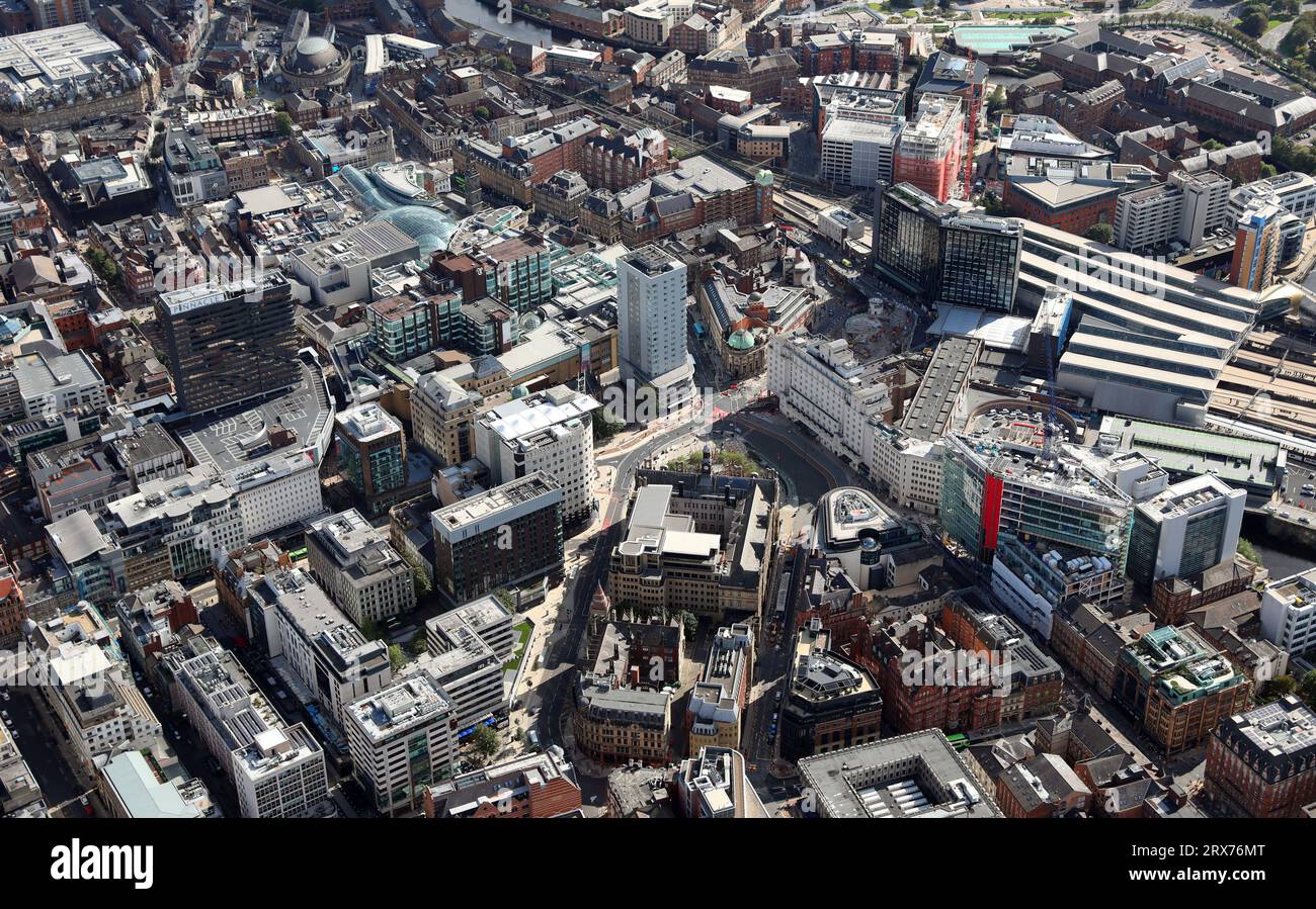 Blick aus der Vogelperspektive in südöstlicher Richtung auf die Quebec Street und die Infirmary Street in Richtung City Square, Leeds, West Yorkshire. Der Bahnhof Leeds befindet sich auf der rechten Seite. Stockfoto
