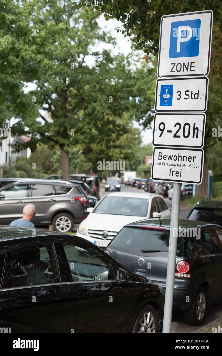 Schild 'Anwohner' Parkzone' vor blockierten Wegen in der Nähe des Hamburger Flughafens Stockfoto