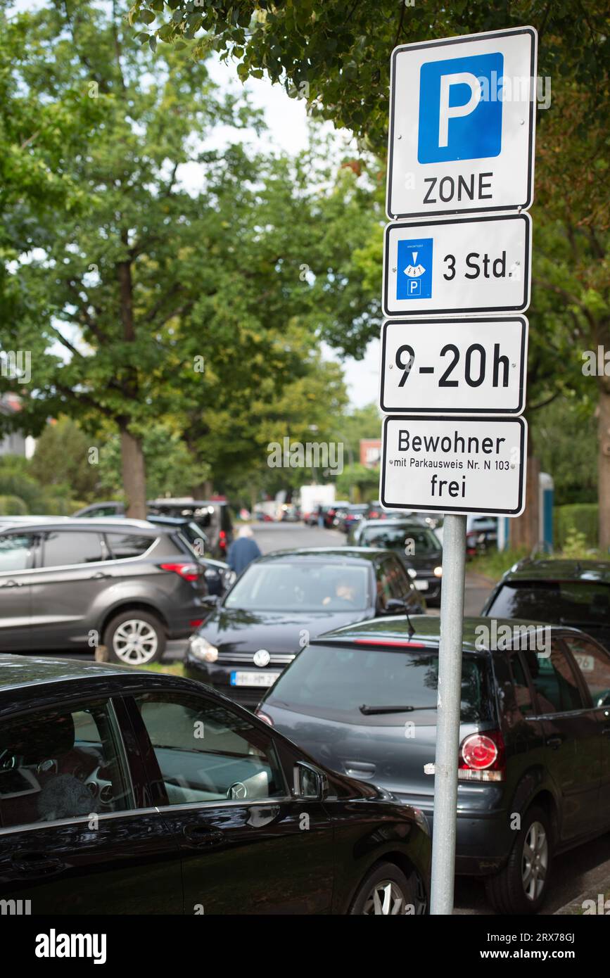 Schild 'Anwohner' Parkzone' vor blockierten Wegen in der Nähe des Hamburger Flughafens Stockfoto