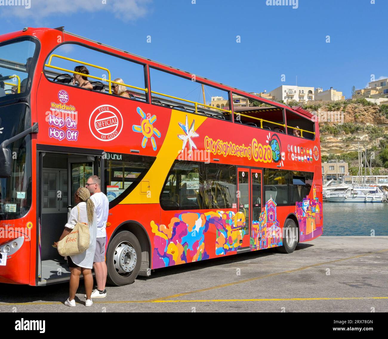 Gozo Bus Gozo, Malta - 5. August 2023: Besucher von Gozo steigen in einen Hop-on ...